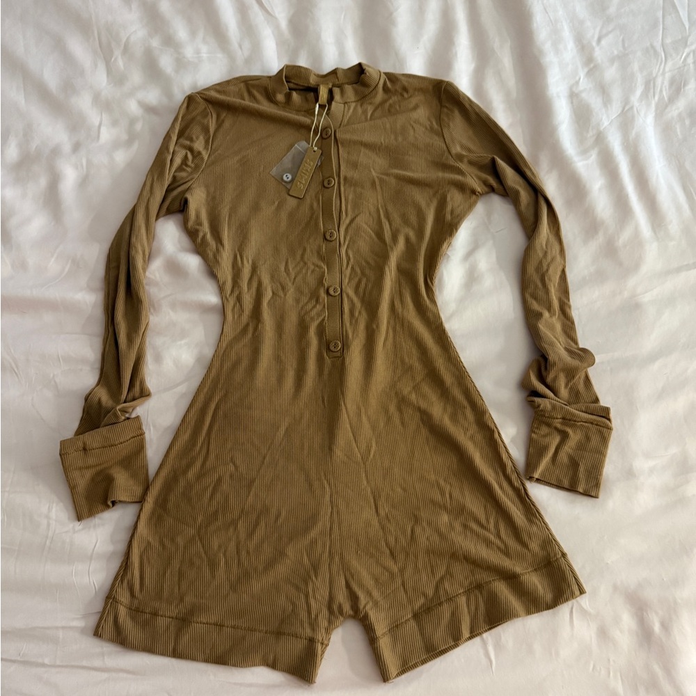 Skims soft lounge Henley onesie in oxide